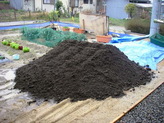 培養土 バークマルチ 粗い物 を配達しました ガーデニング 庭作り 芝生 樹木 砂利販売なら庭園アドバイザーの当社へ 名古屋 知多 半田