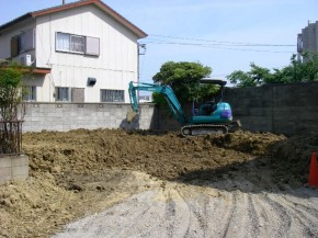 盛り土　作業中です。