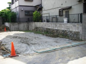 軟弱地盤の為、入り口に鉄板と砕石を敷いて養生しました。