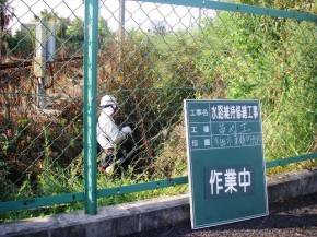 草刈状況です。水路に入って大変です。