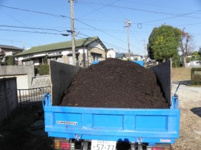 バーク堆肥 粗い物 約3m3 載っています。