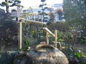 獅子おどし 人工竹です。