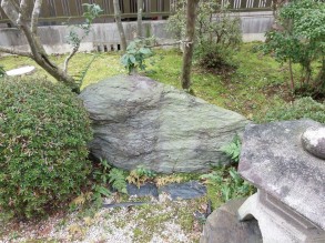 庭石の撤去工事をしまし ガーデニング 庭作り 芝生 樹木 砂利販売なら庭園アドバイザーの当社へ 名古屋 知多 半田
